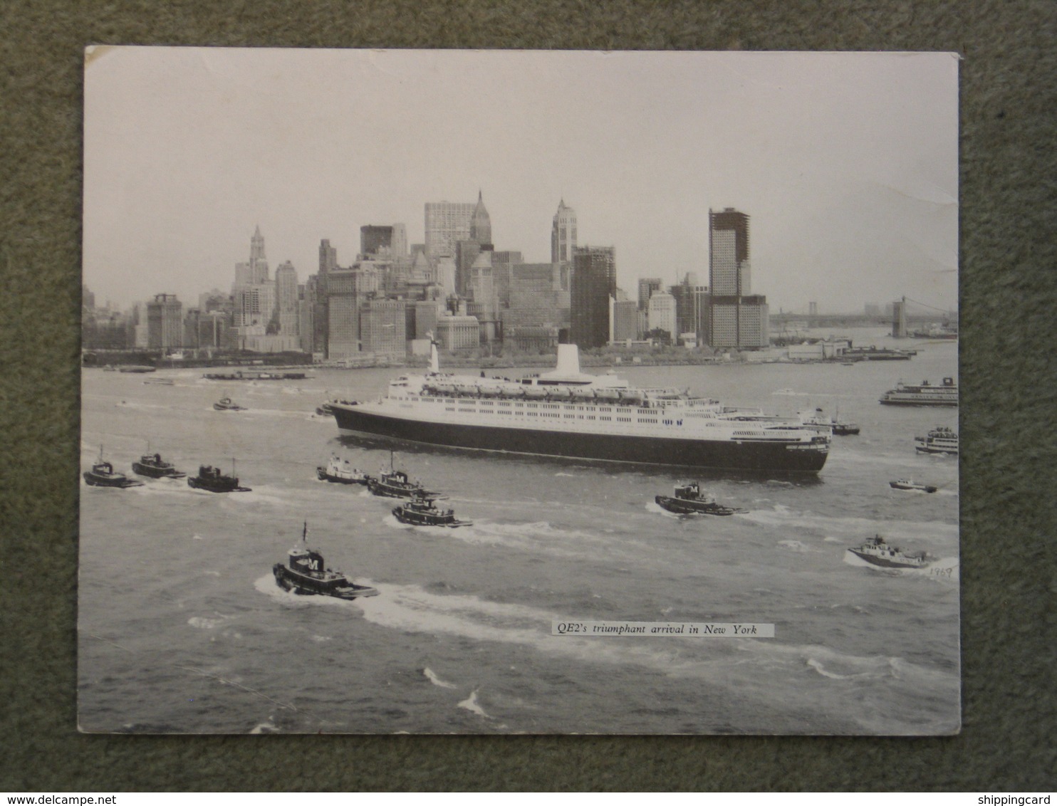 CUNARD LINE QUEEN ELIZABETH 2 (QE2) ARRIVING AT NEW YORK. 9 X 7" - Steamers