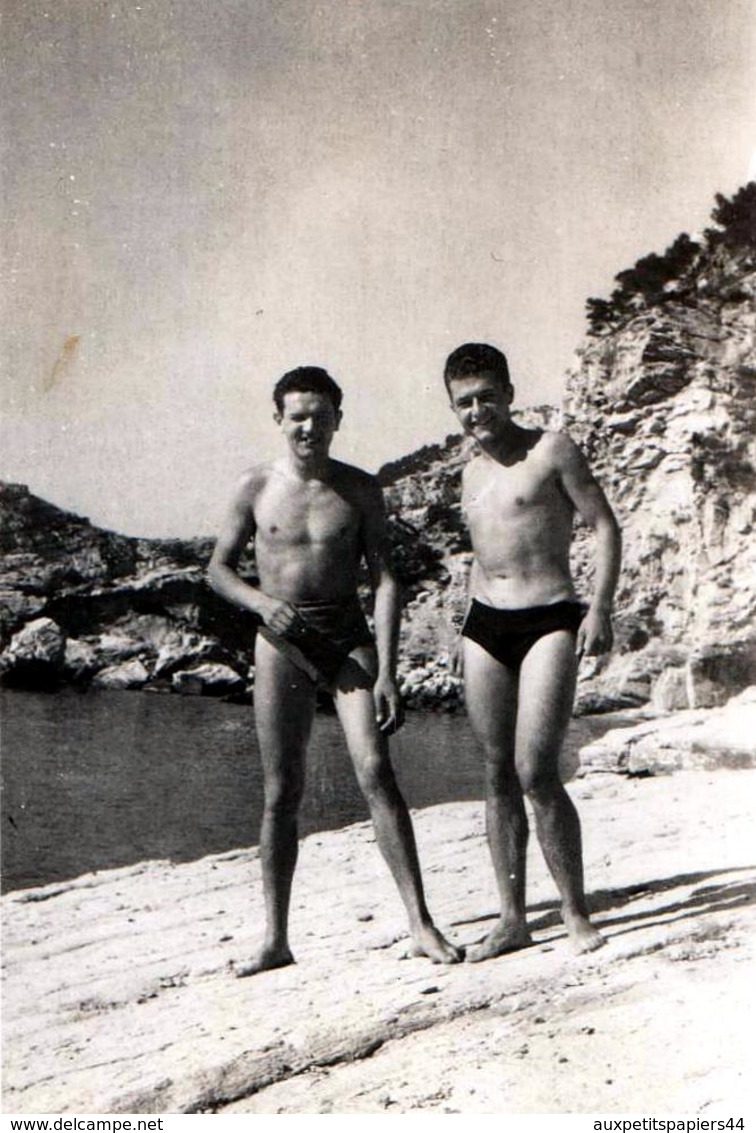 Photo Originale Gay & Playboy Sexy - Deux Copains Dont Guy Terisse Aux Roches Pourries En Septembre 1941 - Persone Identificate