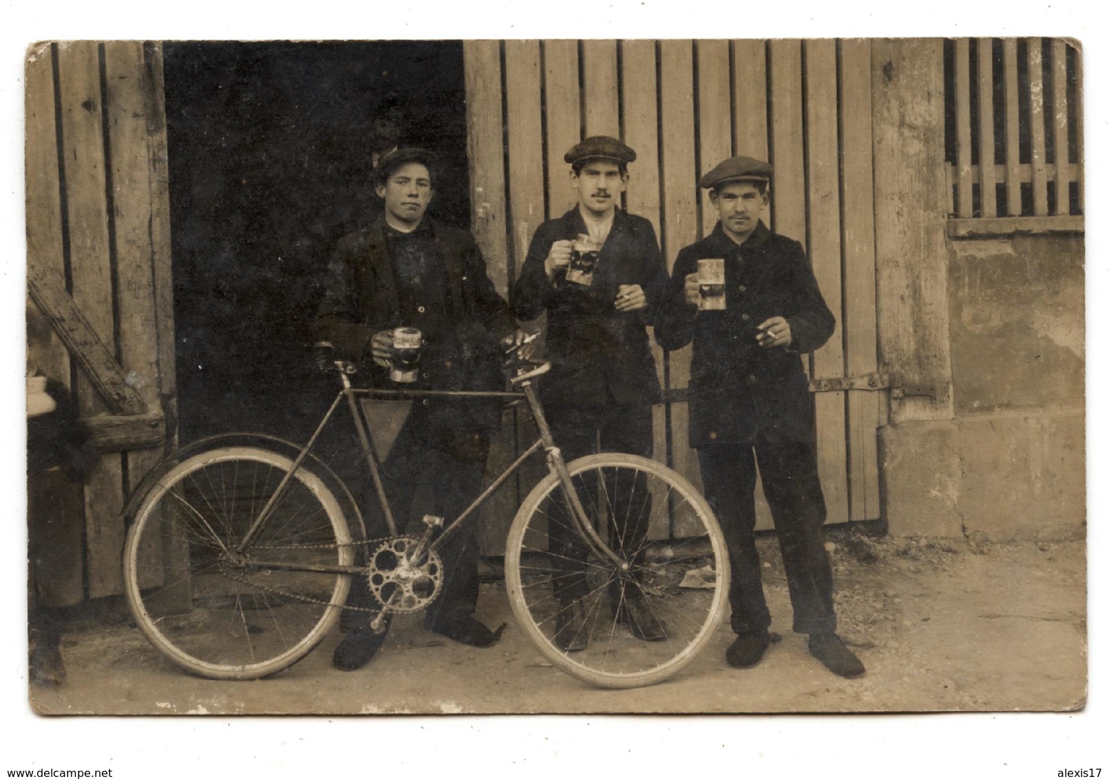 Carte Photo.trois Jeunes Hommes Buvant Un Bock De Bière.vélo Ancien.bicyclette.                       .E.64 - Sonstige & Ohne Zuordnung