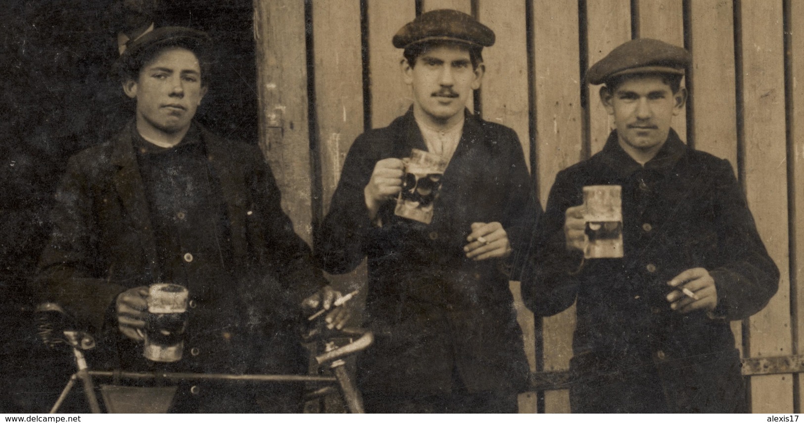 Carte Photo.trois Jeunes Hommes Buvant Un Bock De Bière.vélo Ancien.bicyclette.                       .E.64 - Sonstige & Ohne Zuordnung