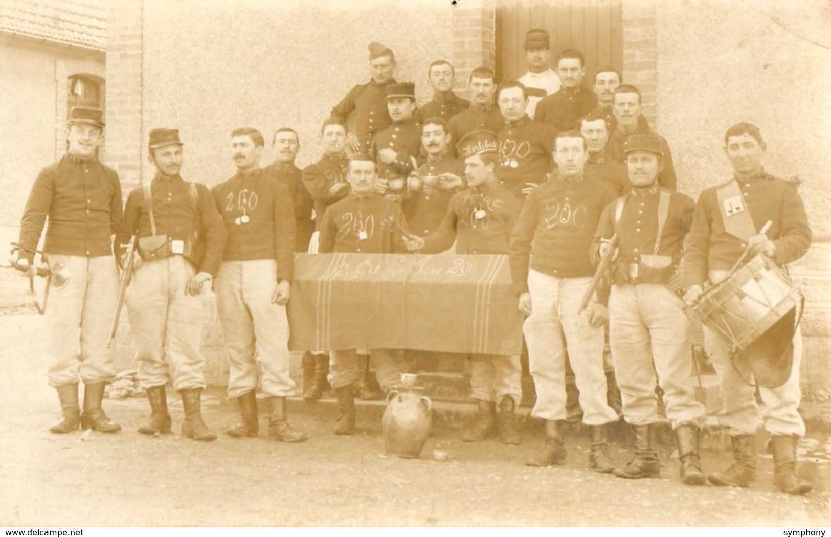 58. CPA Photo COSNE.  Soldats Du 85 ème De Ligne Fêtant Le Père Deux Cents. Scan Du Verso. - Cosne Cours Sur Loire