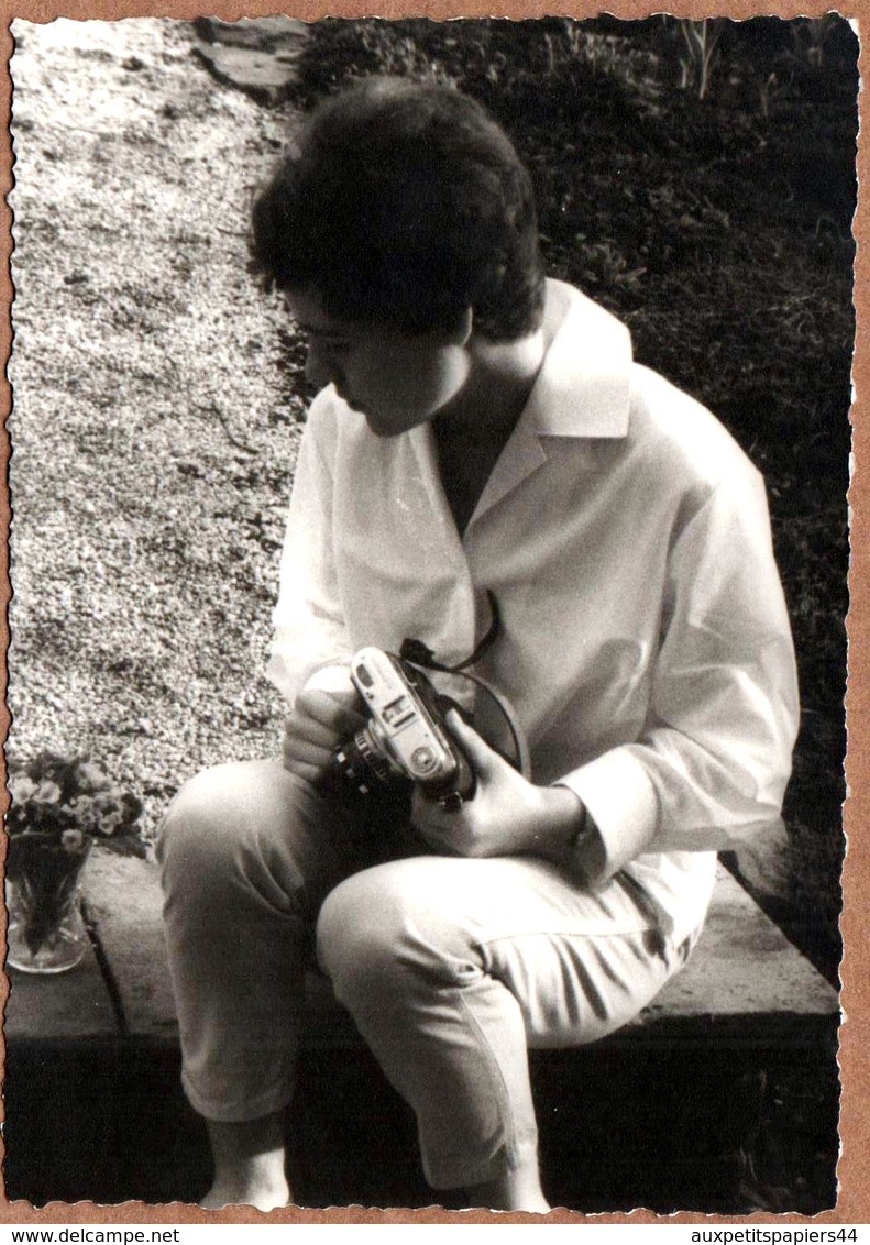 Photo Originale Femme Photographe Amateur Observant Son Sujet "Bouquet De Fleurs" Et Réglages Divers Vers 1970/80 - Anonyme Personen