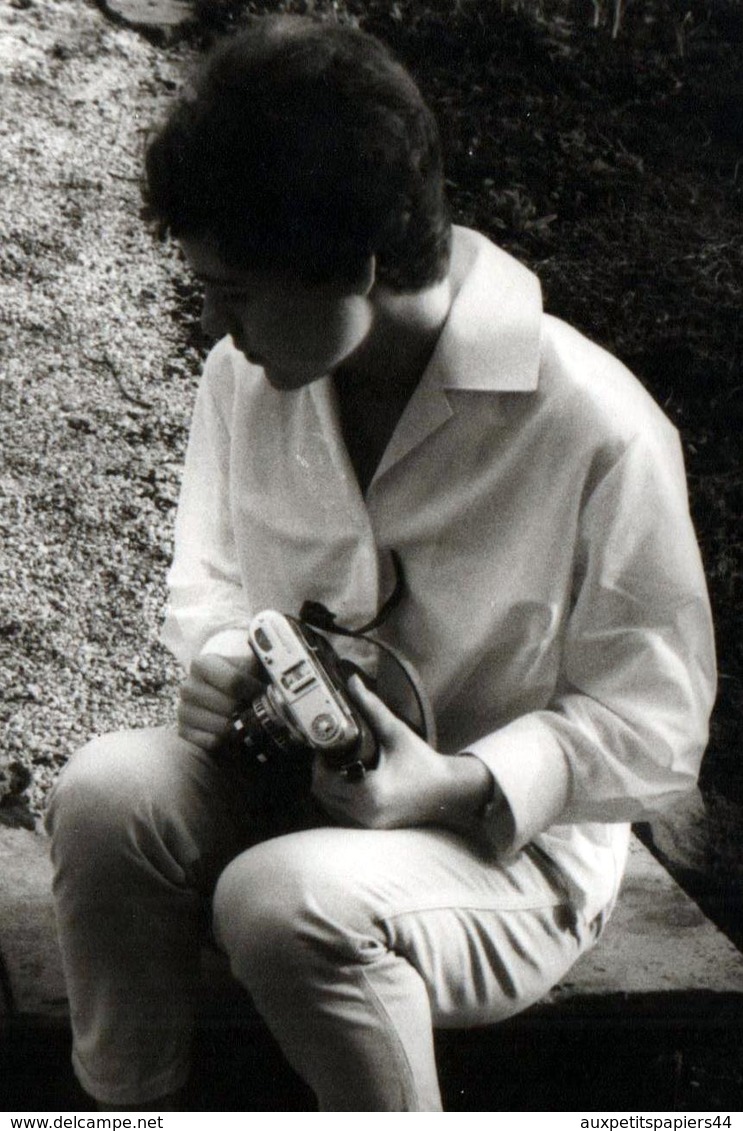 Photo Originale Femme Photographe Amateur Observant Son Sujet "Bouquet De Fleurs" Et Réglages Divers Vers 1970/80 - Anonyme Personen