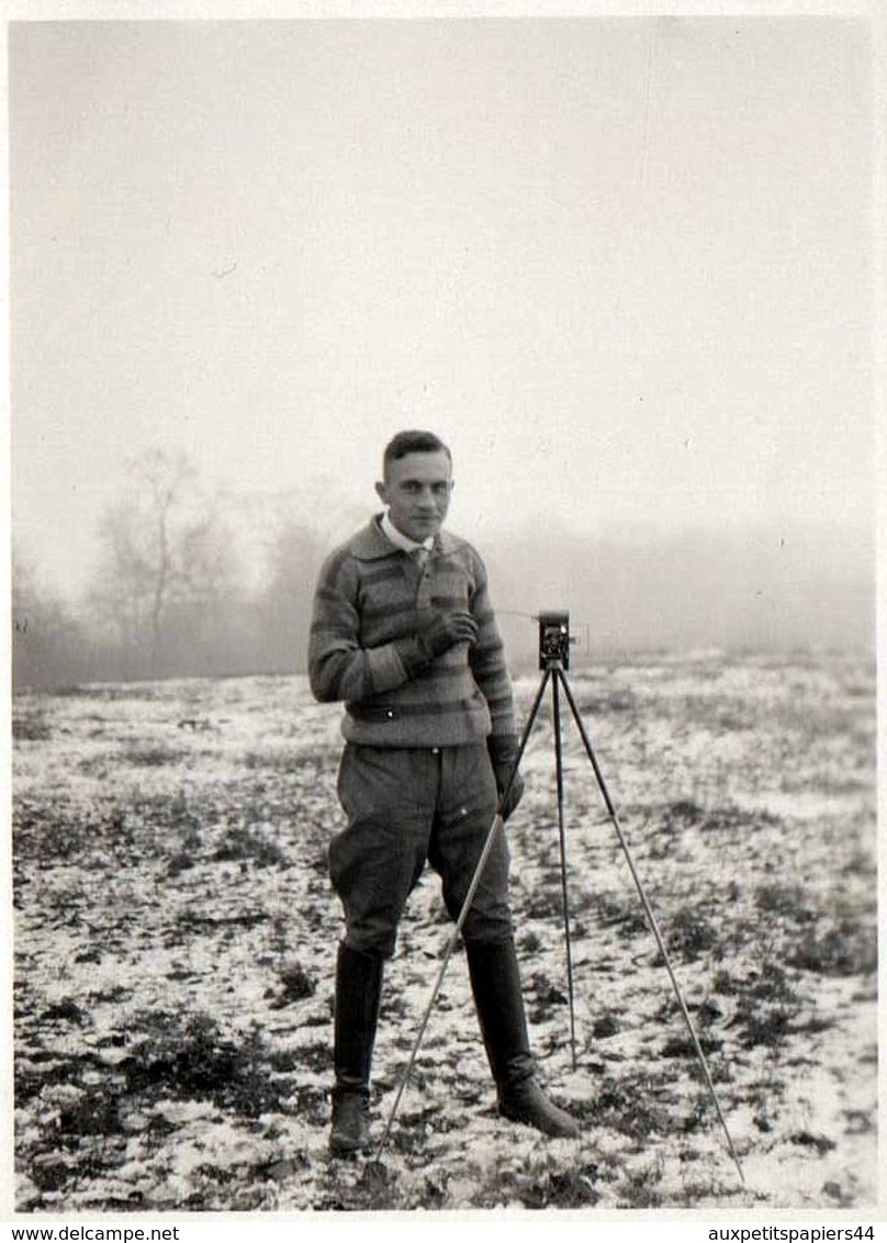 Jolie Photo Originale Photographe Amateur Et Son Appareil Sur Pied En 1928 Au Beau Milieu D'un Champ - Légende Dos - Personnes Anonymes