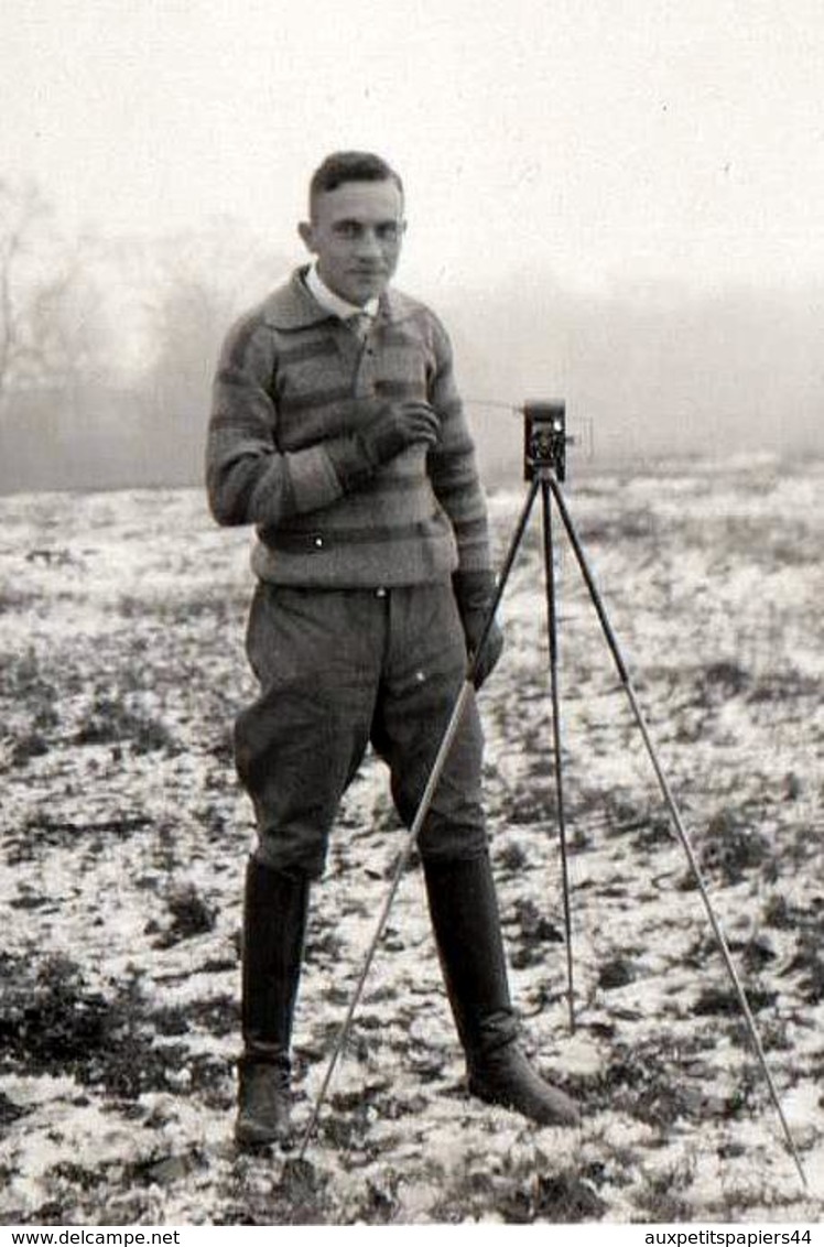 Jolie Photo Originale Photographe Amateur Et Son Appareil Sur Pied En 1928 Au Beau Milieu D'un Champ - Légende Dos - Personnes Anonymes