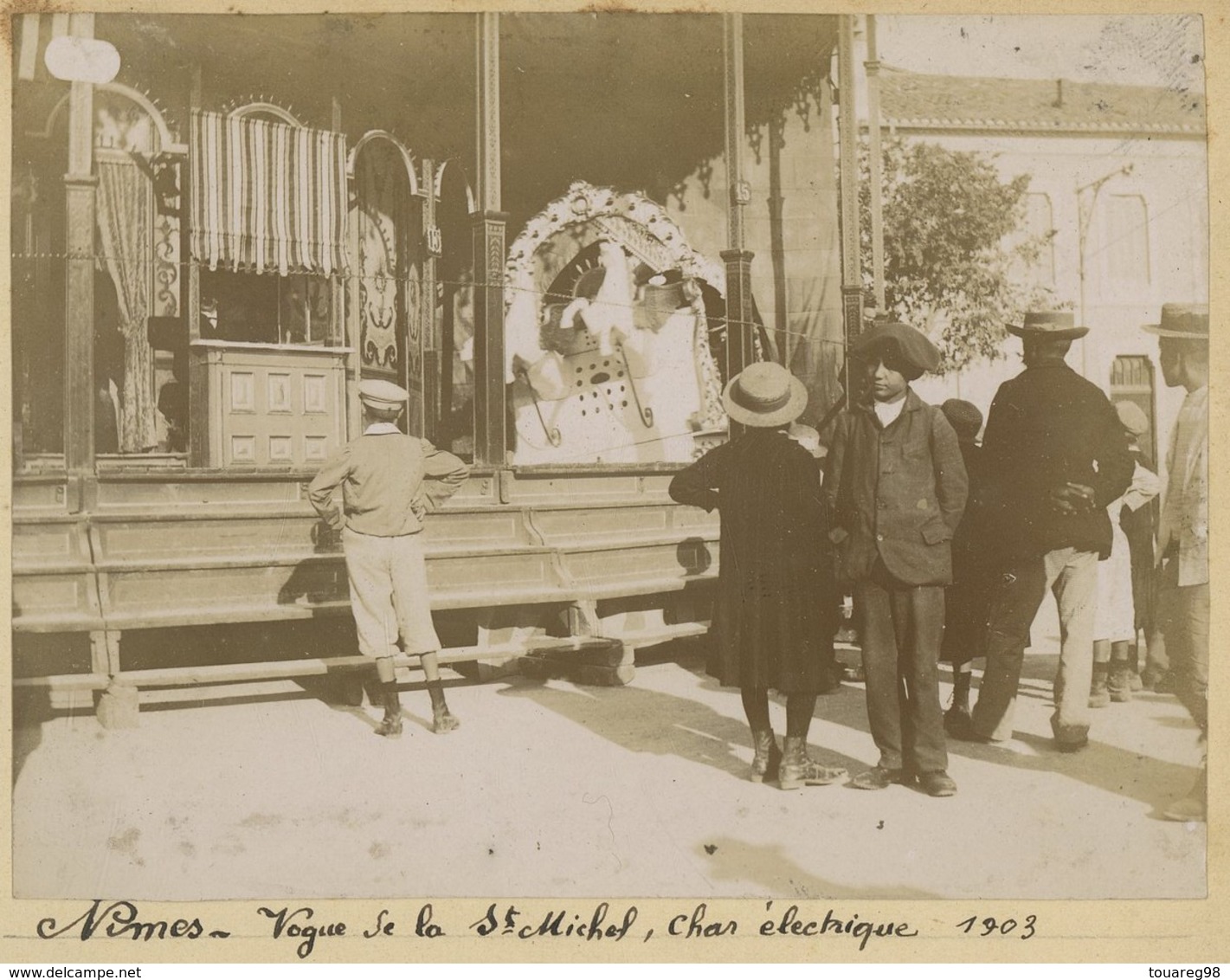 Nîmes. Vogue De La Saint-Michel, Char électrique. Manège. Fête Foraine. Gard. - Lieux