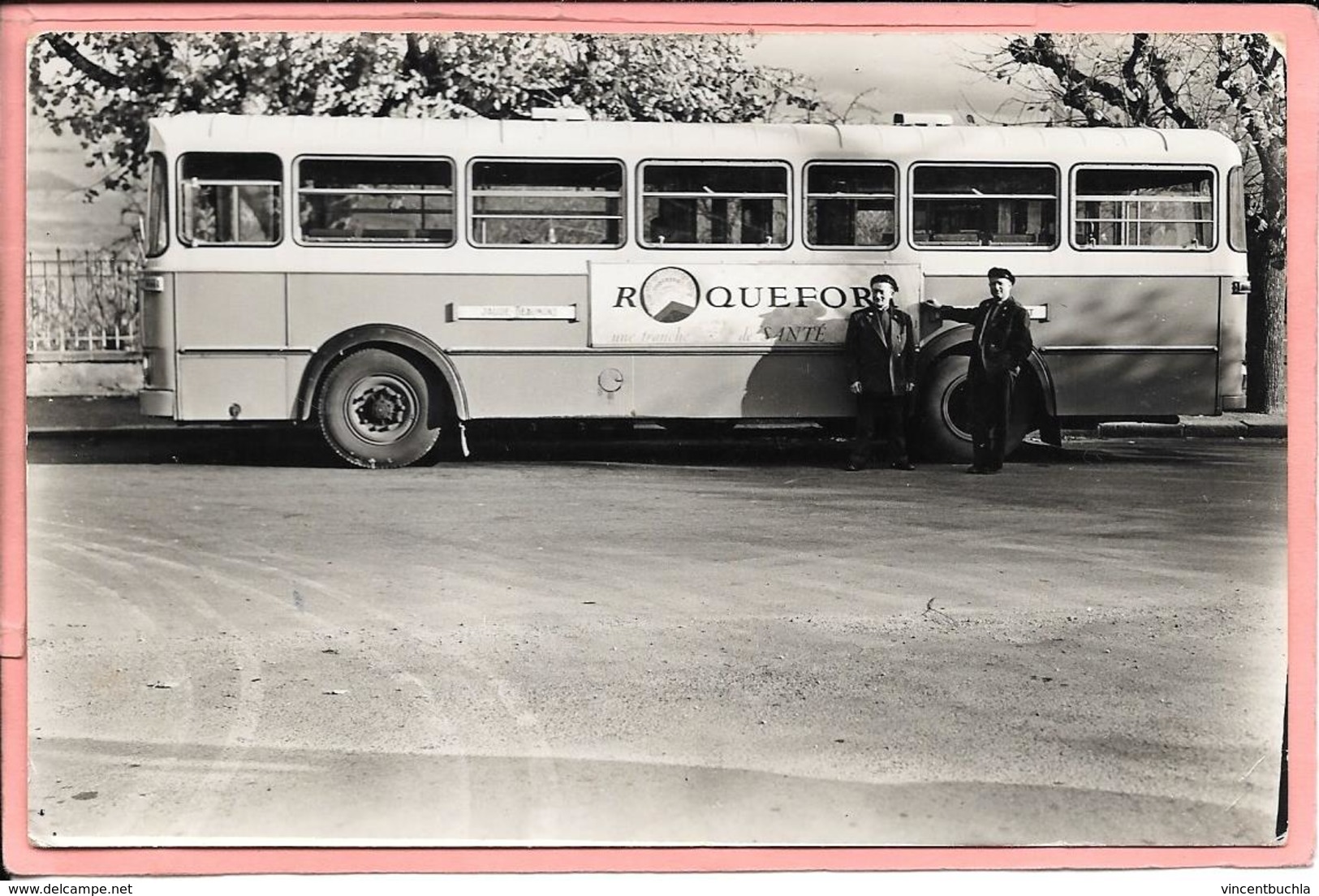 Photo Format Carte Postale Autobus Jaude Beaumont Avec Personnages (chauffeur ?) Publicité Roquefort Tranche Santé - Autres & Non Classés