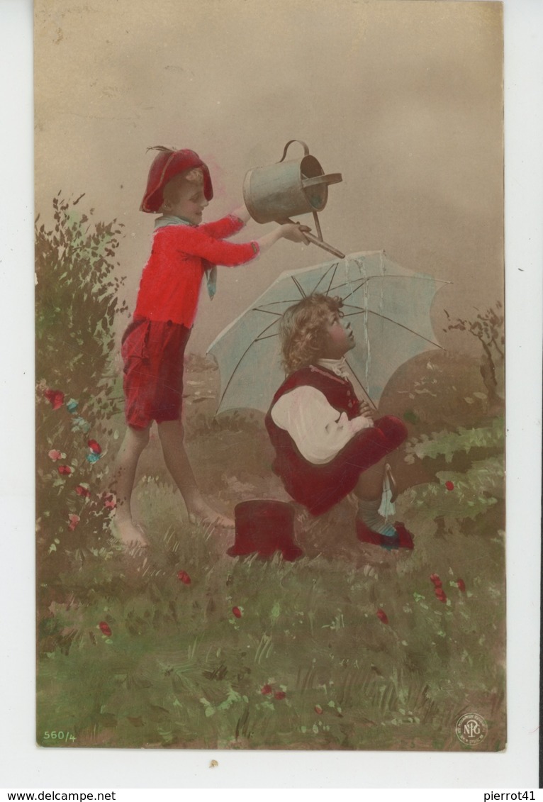 ENFANTS - LITTLE GIRL - MAEDCHEN - Jolie Carte Fantaisie Portrait Enfant Avec Parapluie Et Arrosoir - Portraits