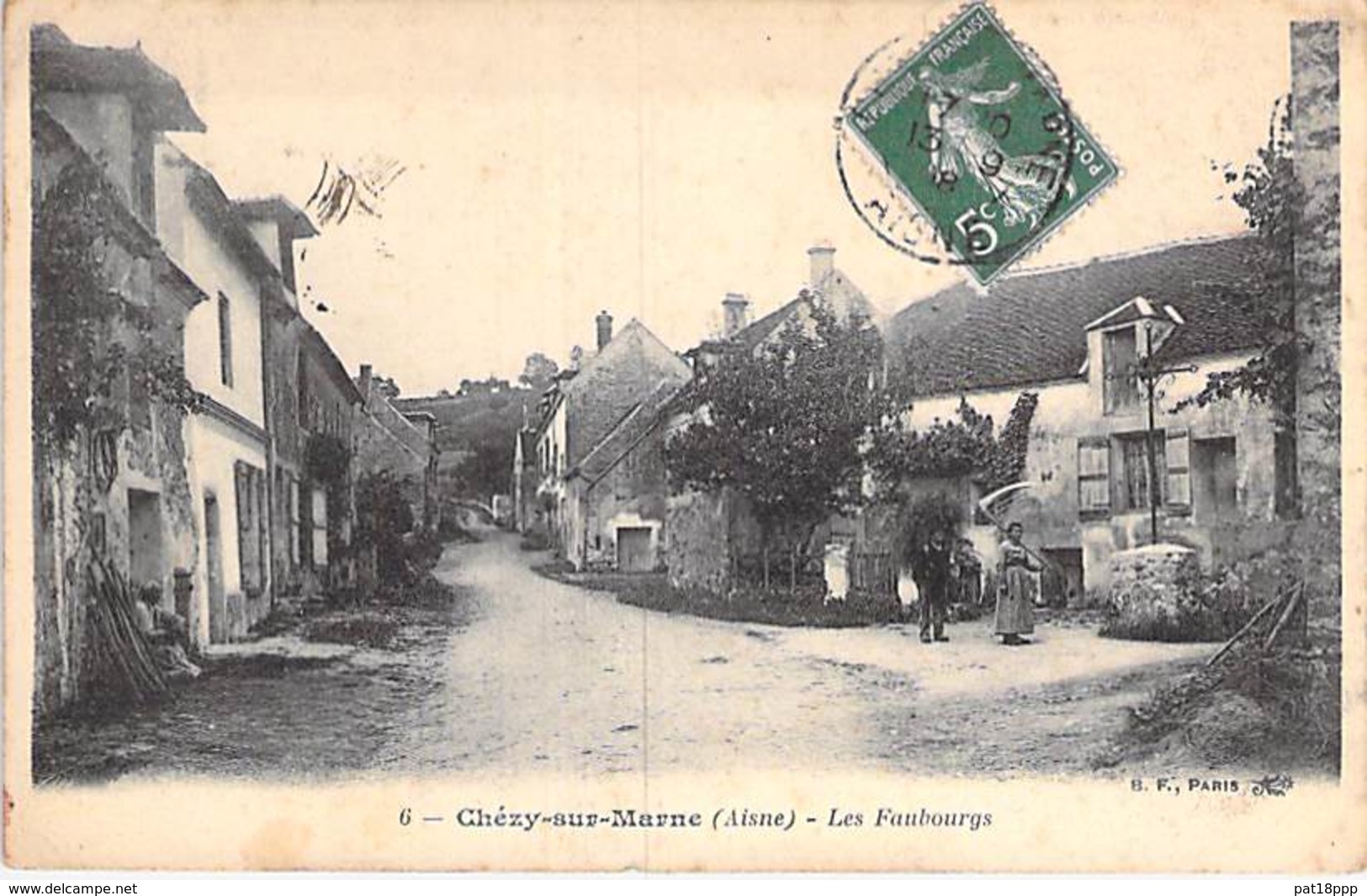 02 - CHEZY SUR MARNE : Les Faubourgs ( Animation - Paysanne Ave Sa Faux ) CPA Village (1.350 Haitants) - Aisne - Autres & Non Classés