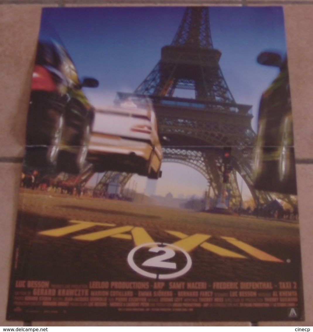 AFFICHE CINEMA ORIGINALE FILM TAXI 2 BESSON KRAWCZYK NACERI DIEFENTHAL COTILLARD 2000 TBE AUTOMOBILE PEUGEOT - Affiches & Posters