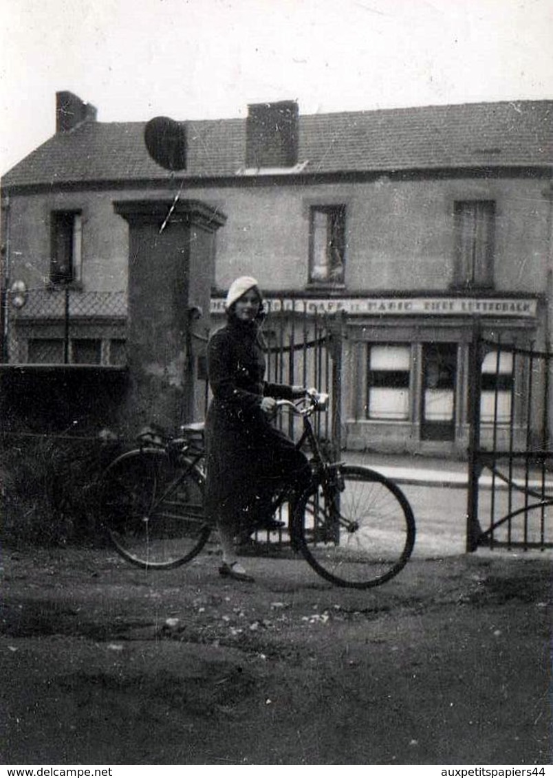 Photo Originale Vélo, Cycliste Et Cyclisme, Jeune Femme Au Béret Blanc à Vélo En 02/1936 Devant Un Café " Le Magic " - Ciclismo