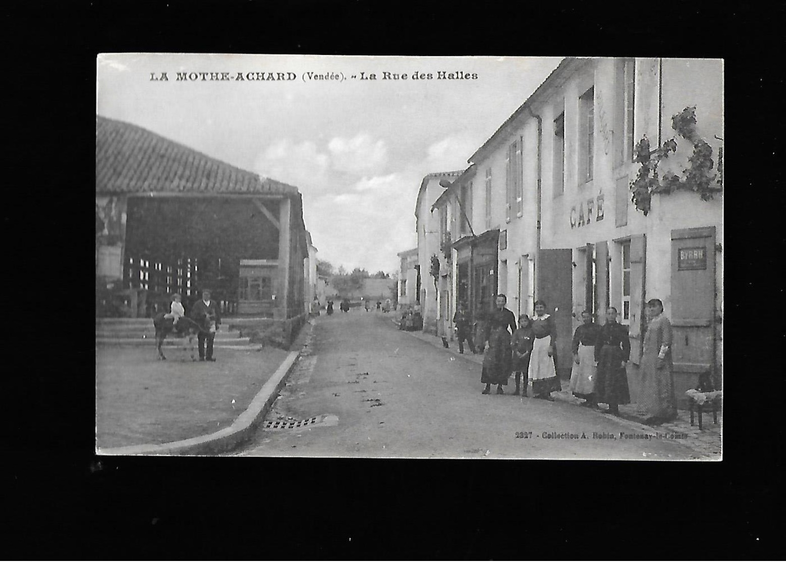 C.P.A. DE LA RUE DES HALLES A LA MOTHE.ACHARD 85. - La Mothe Achard