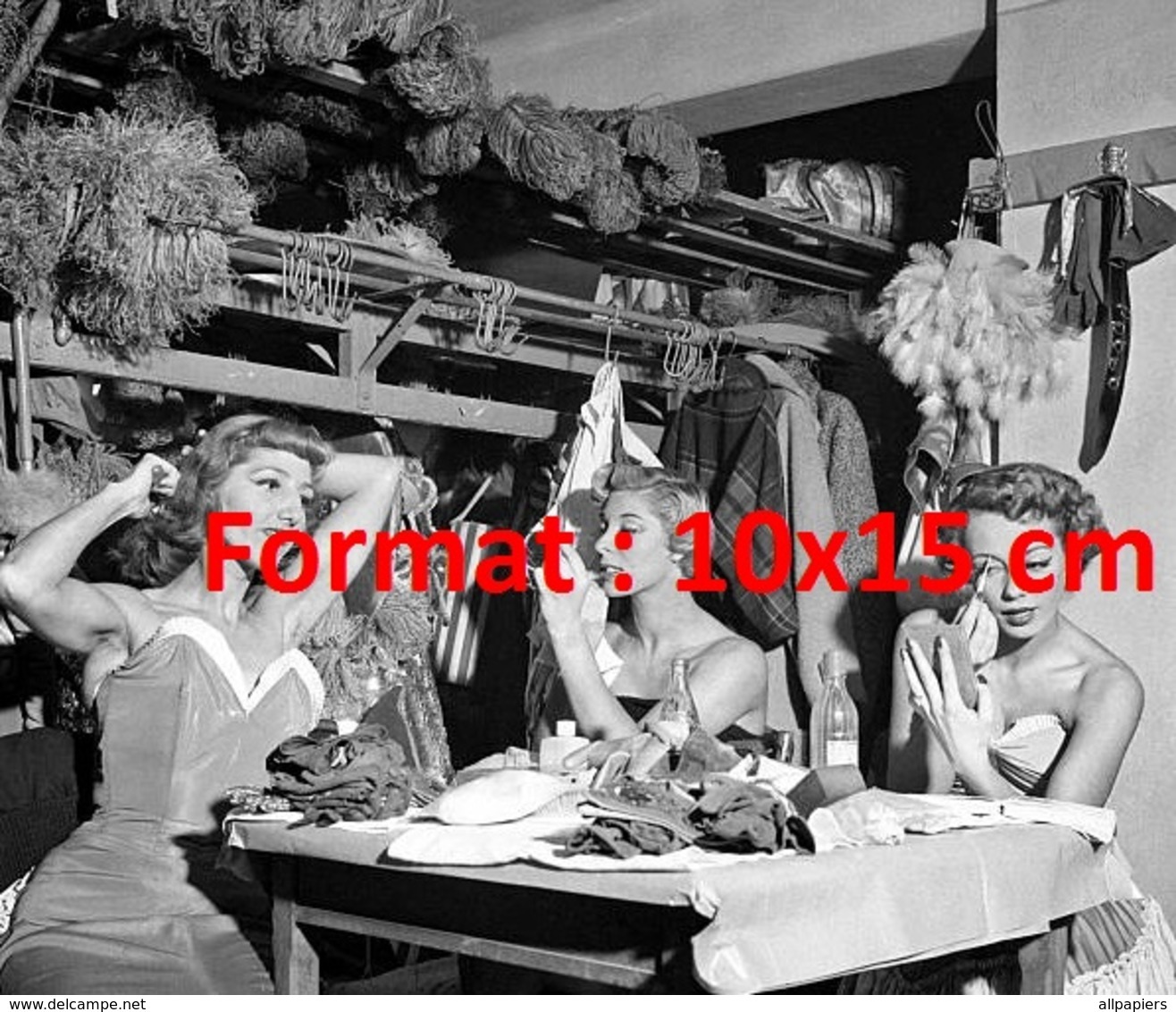 Reproduction D'une Photographie Ancienne De Danseuses Se Préparant Aux Folies Bergères En 1953 - Autres & Non Classés