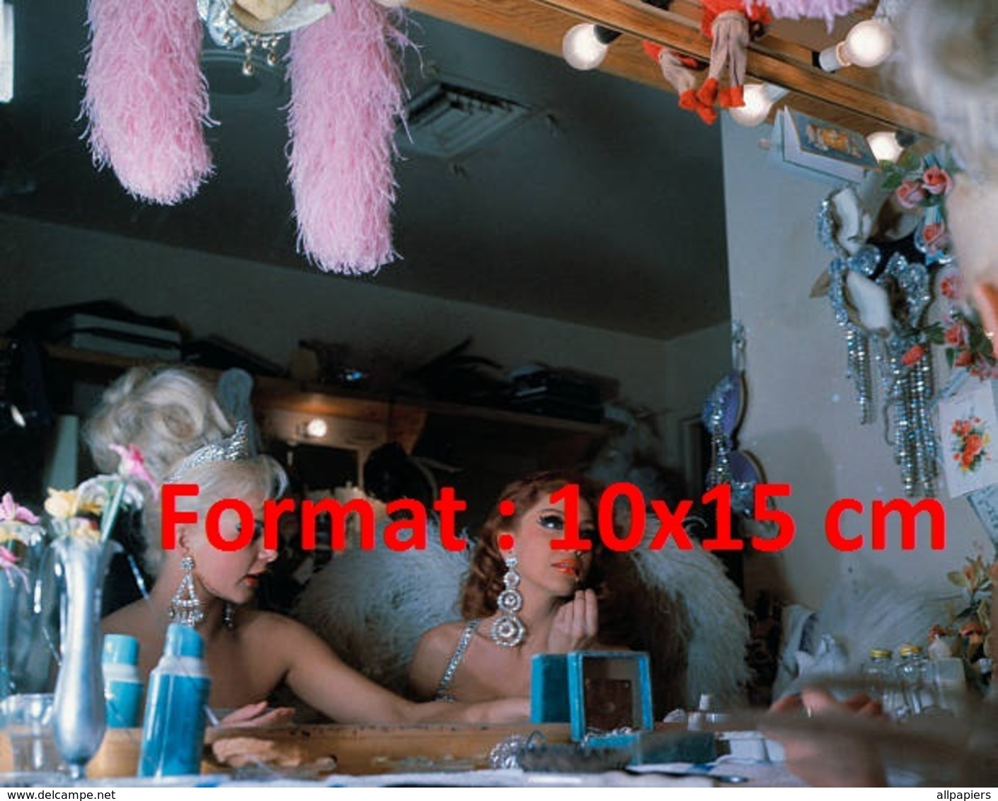 Reproduction D'une Photographie Ancienne De Deux Danseuses Se Préparant Aux Folies Bergères En 1975 - Autres & Non Classés
