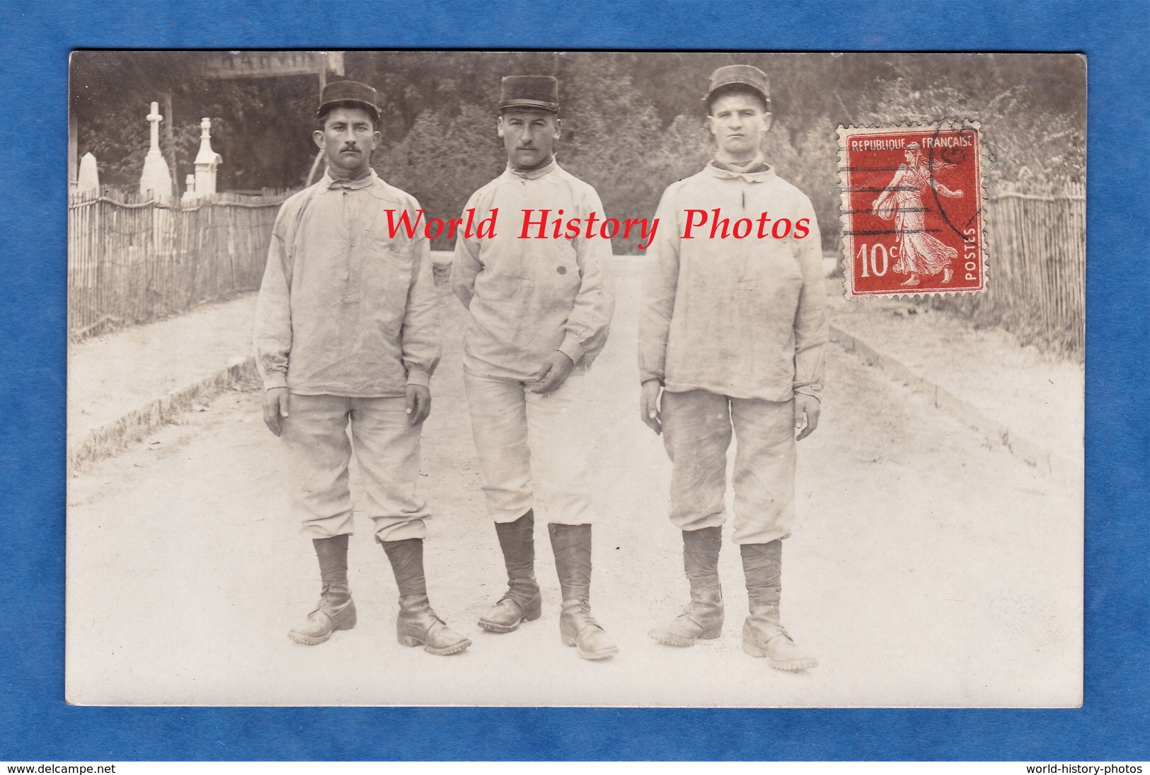 CPA Photo - GRENOBLE - Portrait De Soldat Du 140e Régiment D'Infanterie - 1911 - Cimetiére En Arriere Plan - Uniforme - Autres & Non Classés