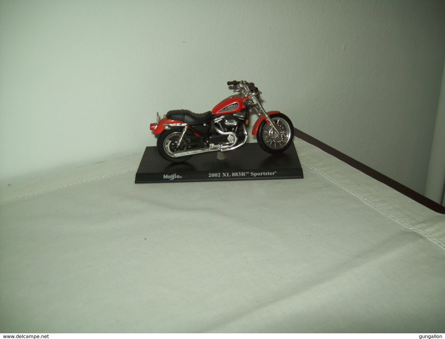 Harley Davidson (2002  XL  883R Sportster)  "Maisto"  Scala 1/18 - Moto