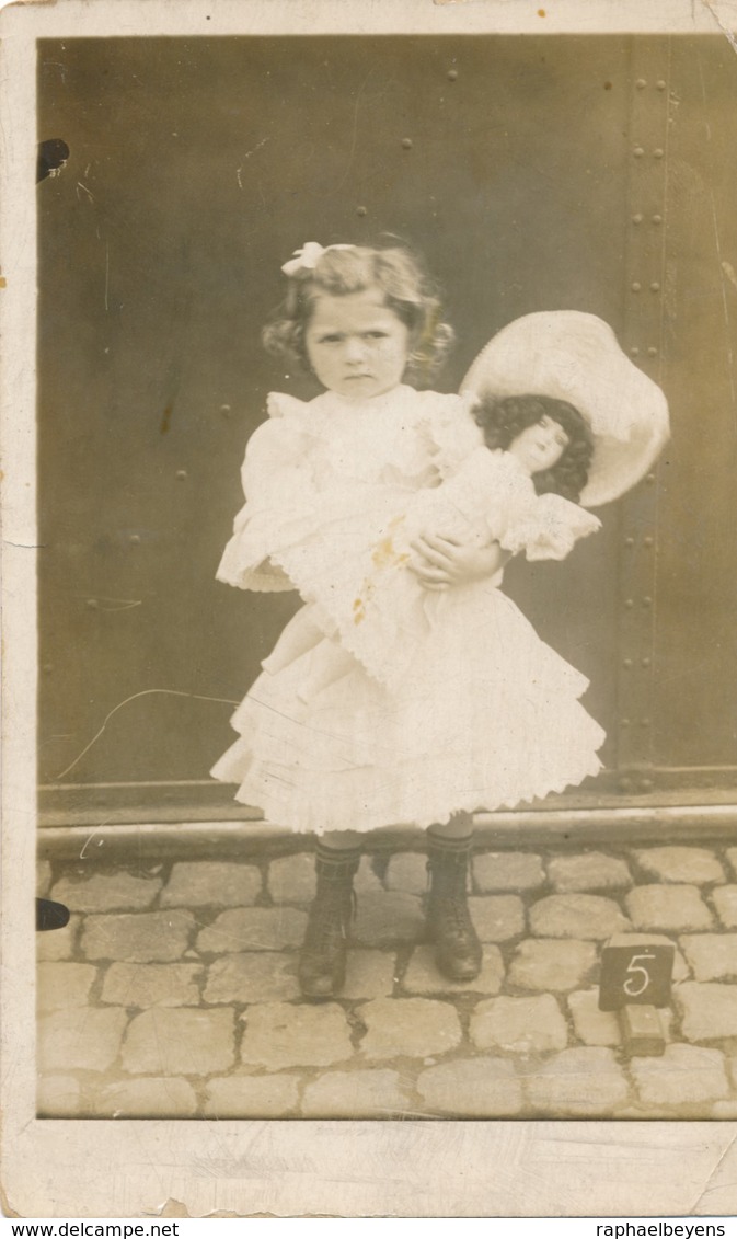 Photo-carte Fillette Jeune Fille Avec Poupée Ancienne Young Girl Ancient Doll - Persone Anonimi