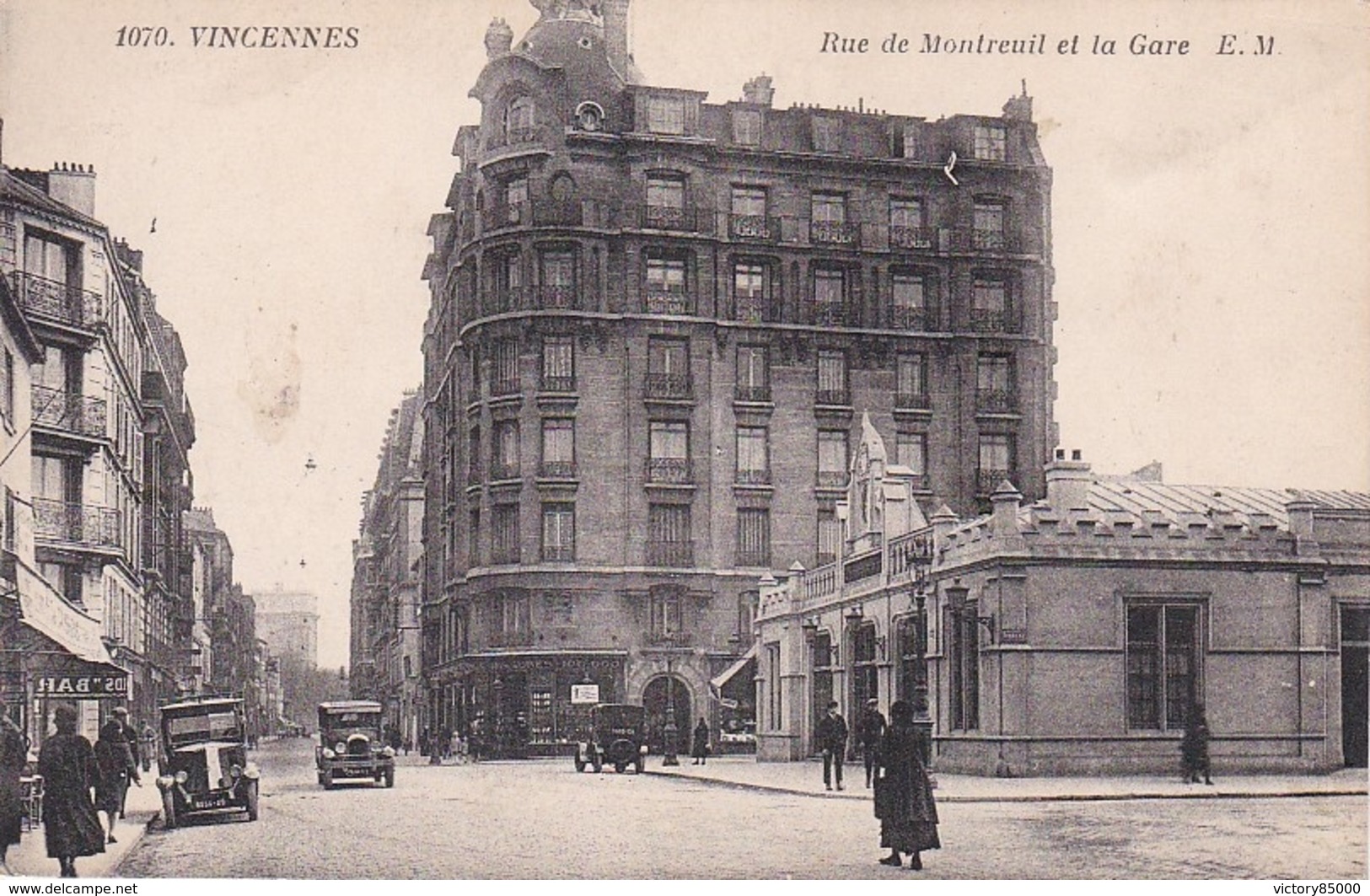 CPA .VINCENNES RUE DE MONTREUIL ET LA GARE. - Vincennes