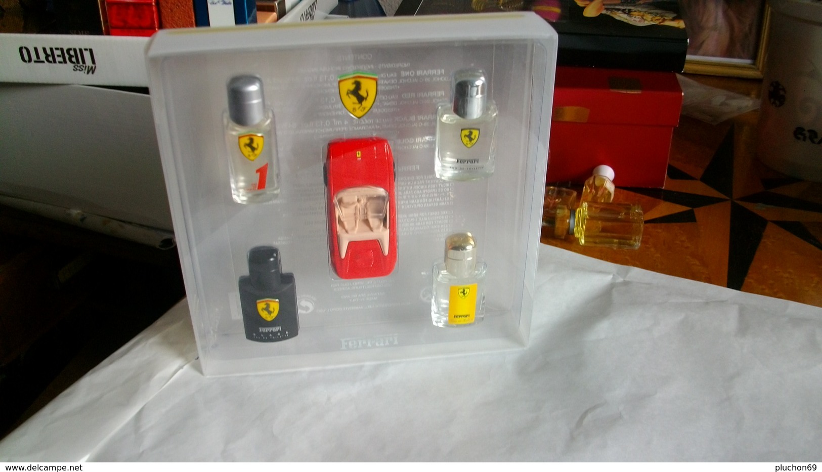 Coffret De Miniatures  Ferrari 4 Bouteilles Pleines Et Une Voiture - Miniaturas Mujer (en Caja)
