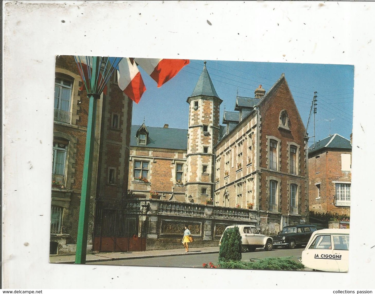 Cp , Automobiles , ITROEN Dyane , Ami8 , Peugeot ,  76 ,  AUMALE , L'hotel De Ville ,  Voyagée 1975 - Voitures De Tourisme