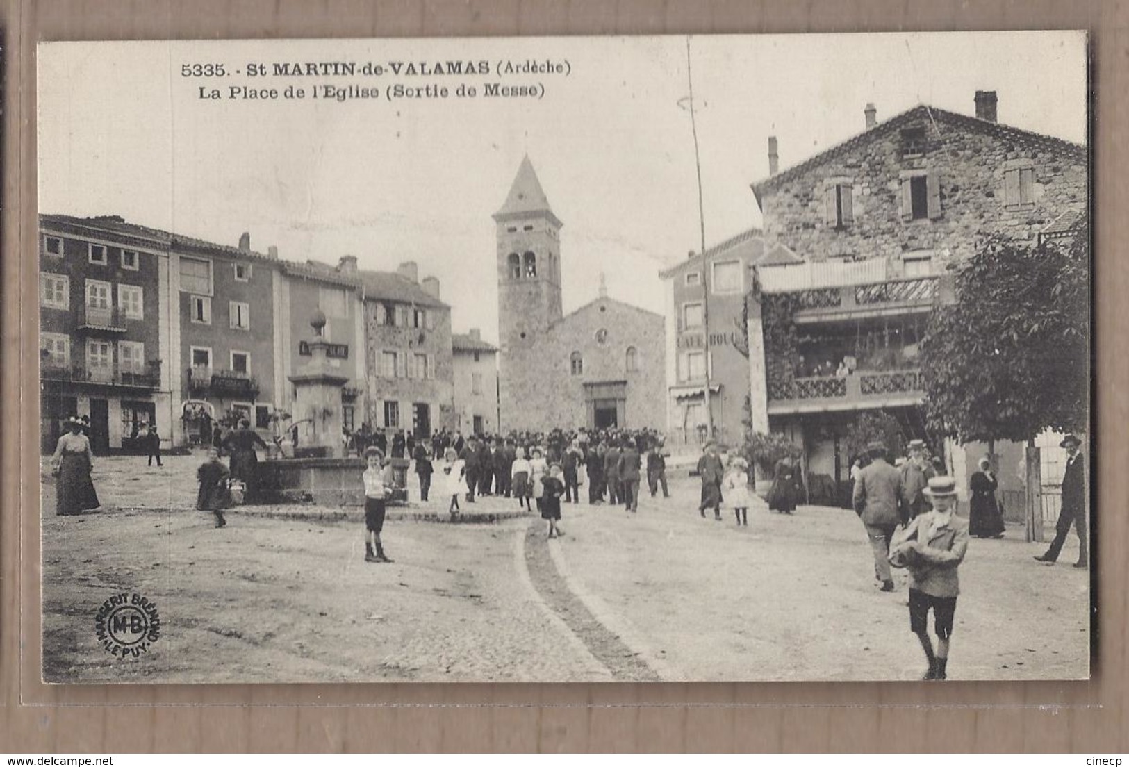 CPA 07 - SAINT-MARTIN-de-VALAMAS - La Place De L'Eglise ( Sortie De Messe ) - SUPERBE PLAN ANIMATION Autour Fontaine - Saint Martin De Valamas