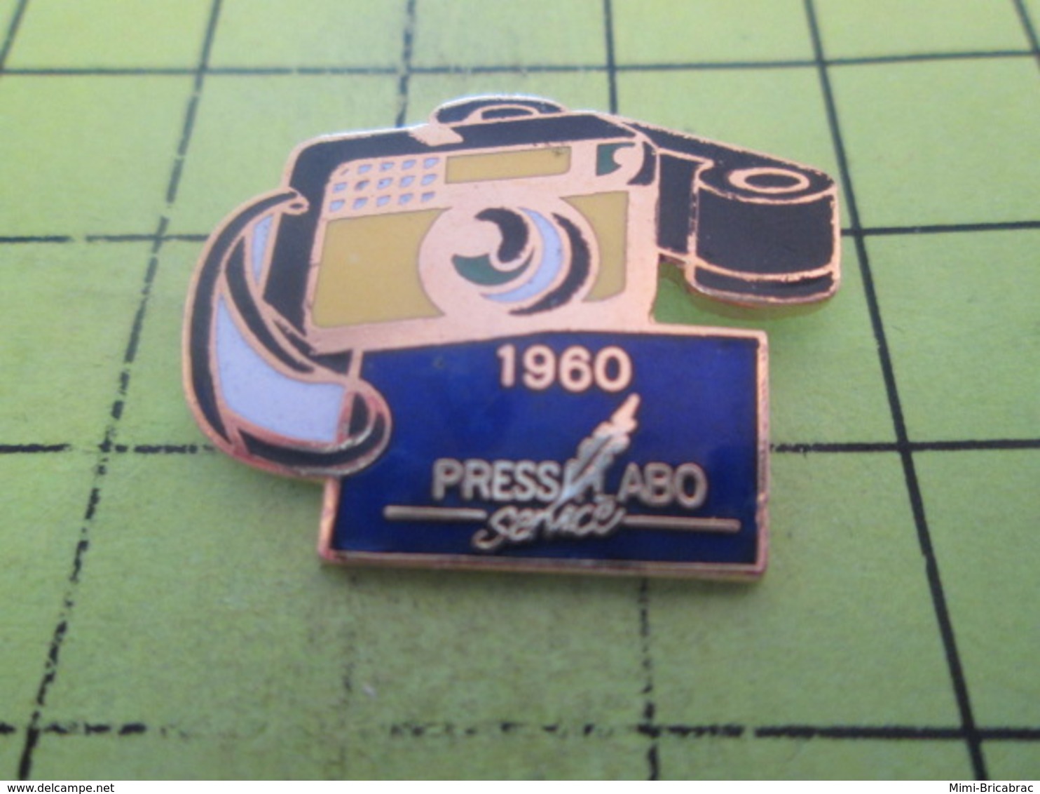 411g Pin's Pins / Beau Et Rare : THEME : PHOTOGRAPHIE / APPAREIL PHOTO 1960 PRESS LABO SERVICE - Photographie