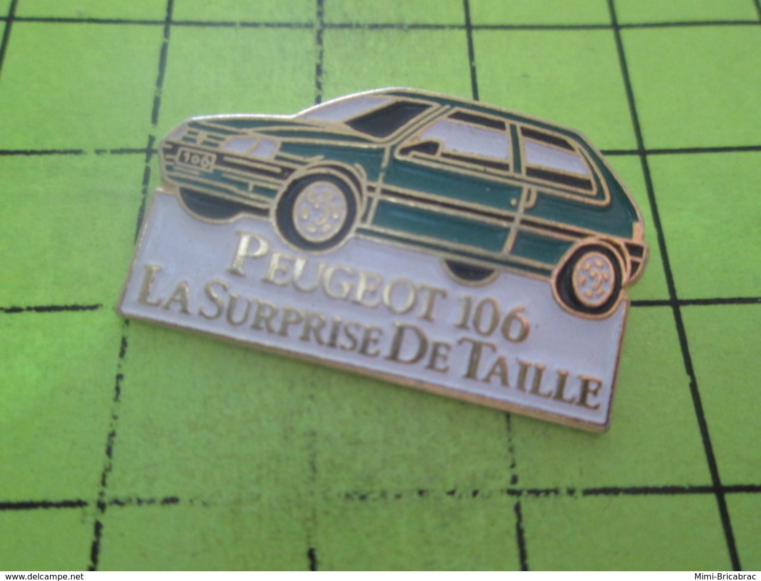 316b Pin's Pins / Beau Et Rare : THEME : AUTOMOBILES / PEUGEOT 106 LA SURPRISE DE TAILLE - Peugeot