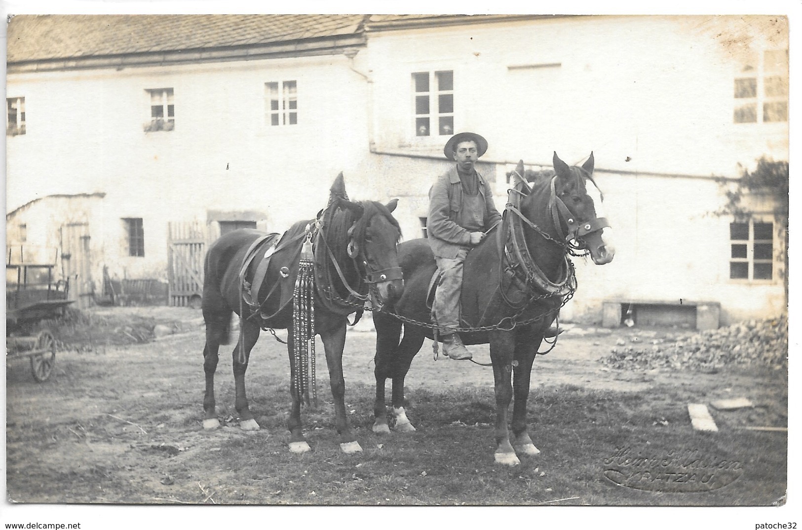 Carte-photo...Tchéquie...cour De Ferme .chevaux .animée..cachet Photographe (HEINR JLLASSEN )...Kratzau.. - Fermes