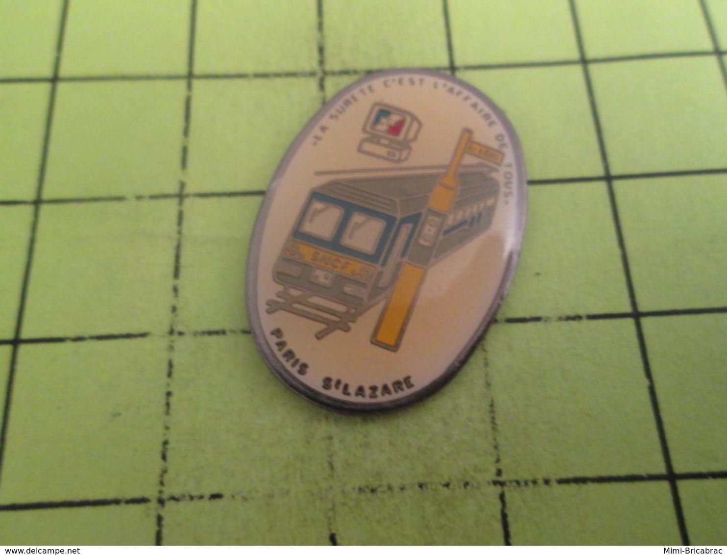 413g Pin's Pins / Beau Et Rare : THEME : TRANSPORTS / SNCF PARIS ST LAZARE LA SECURITE C'EST L'AFFAIRE DE TOUS - Transports