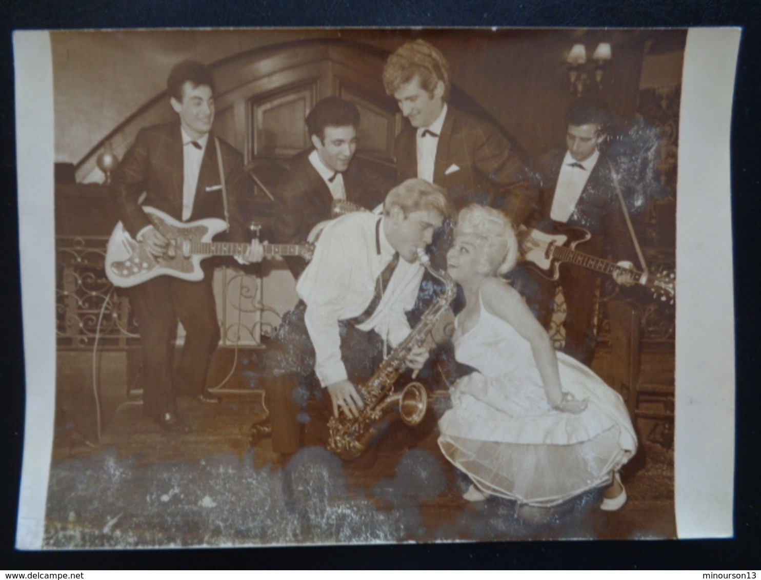 PHOTO DU GROUPE LES CHAUSSETTES NOIRES AVEC EDDY MITCHEL ( PHOTO AGIP, ROBERT COHEN ) - Célébrités