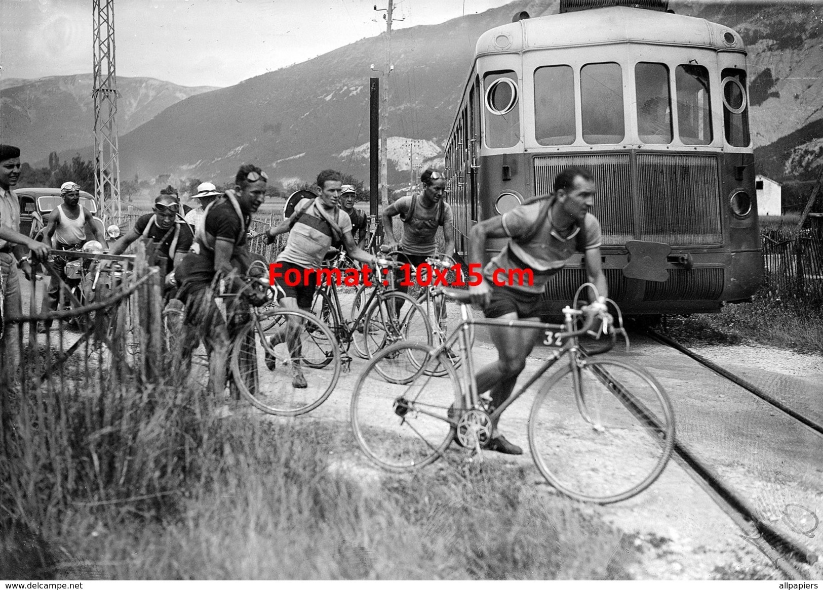 Reproduction D'une Photographie De Coureurs Traversant Une Voie Ferrée Devant Un Train - Autres & Non Classés