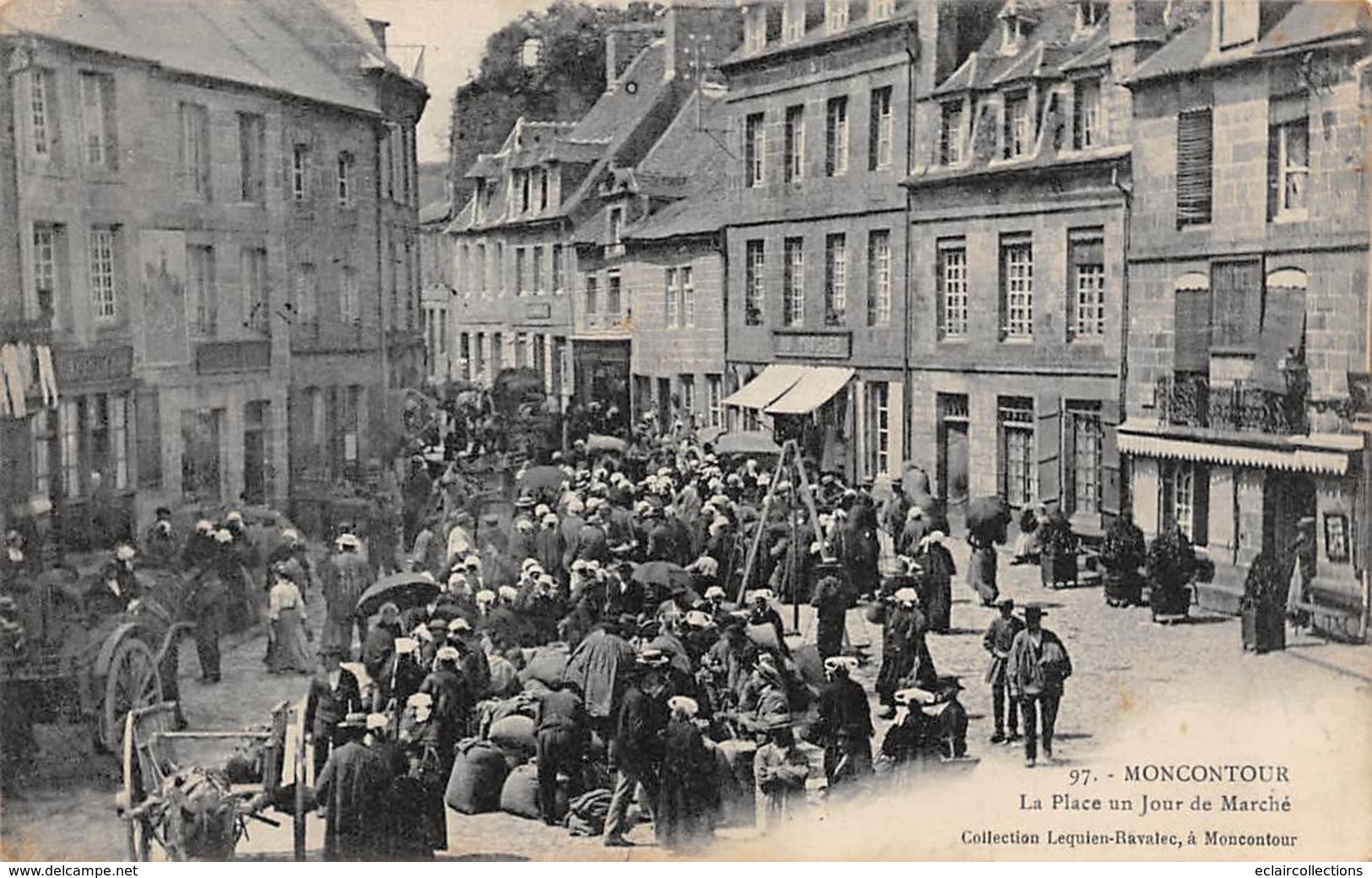 Moncontour De Bretagne          22        La Place. Un Jour De Marché     (voir Scan) - Moncontour