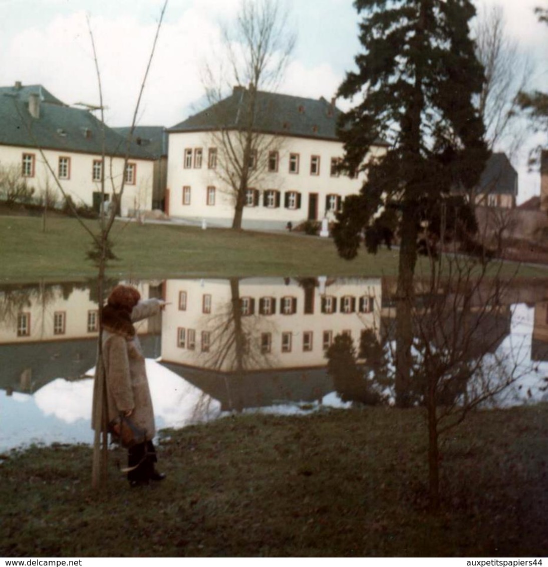 Photo Carrée Originale Reflets Et Déformations Au Fil De L'Eau - Femme Montrant Du Doigt Un Bien Joli Reflet Vers 1970 - Lieux