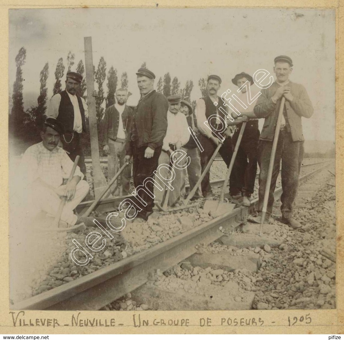 Albigny-sur-Saône . Un Groupe De Poseurs Près De La Gare De Villevert-Neuville . 1905 . Cheminots . - Lieux