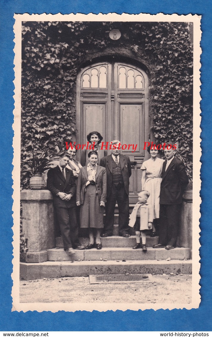 Photo Ancienne - HOMECOURT - Portrait De Famille Devant La Porte D'une Belle Maison à Situer - 1952 - Lieux