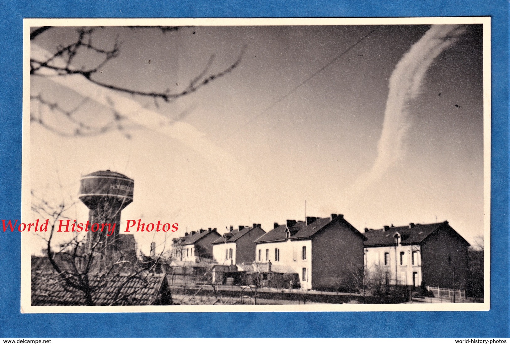 Photo Ancienne - HOMECOURT - Vue Sur Le Château D'Eau Et Les Cités Ouvrières ? - Juillet 1945 - Lieux