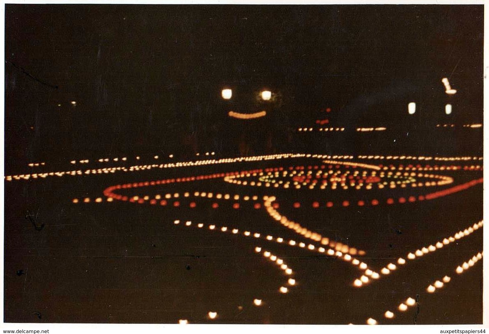 Photo Couleur Originale B.B. Jeux De Lumière Et Ambiance Coucher De Soleil, Ancêtre Du Smiley & Ses Amis En 1963 Légende - Lieux