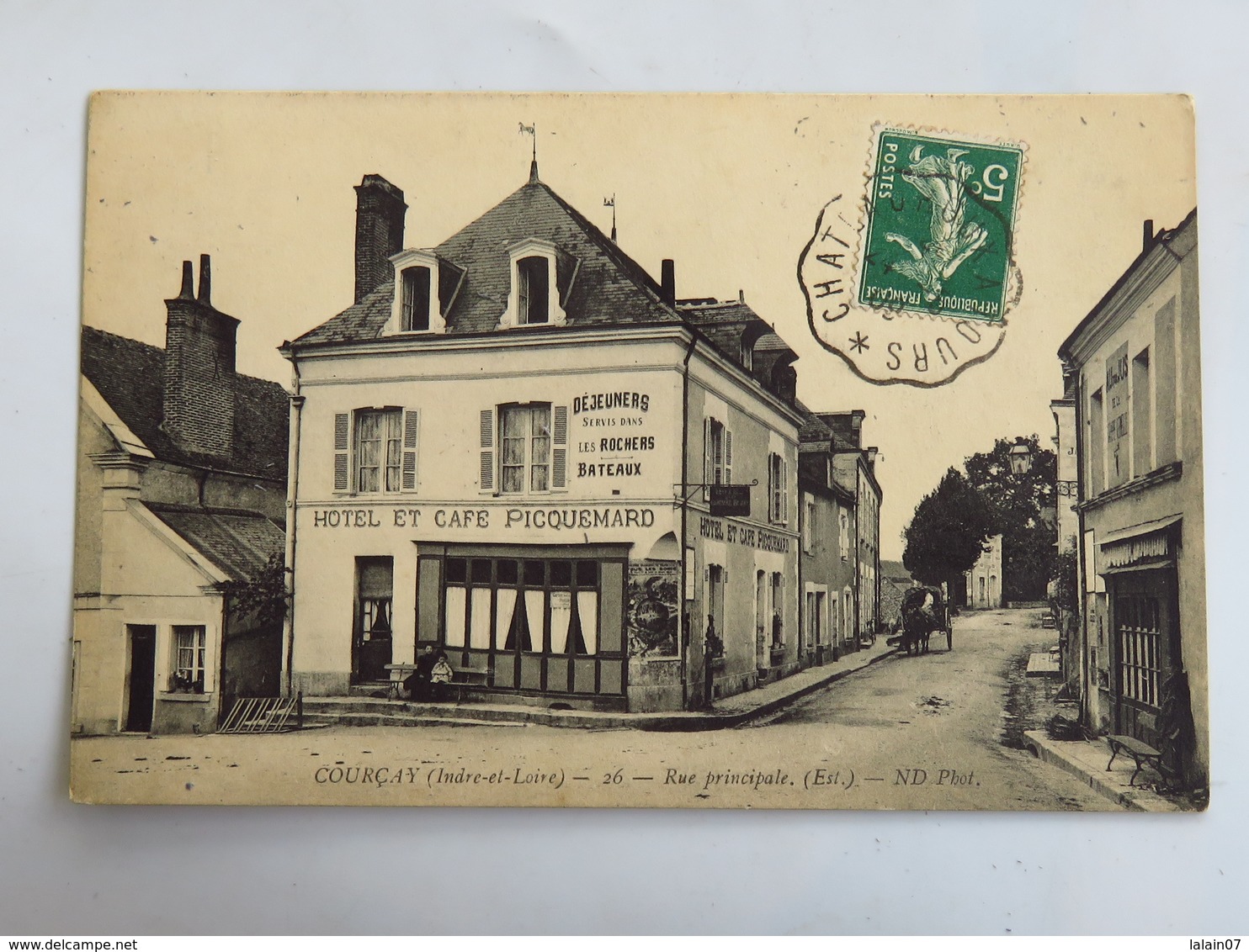 C. P. A. : 37 COURCAY , Hôtel Et Café PICQUEMARD, 26, Rue Principale Est, Animé, Timbre En 1909 - Autres & Non Classés