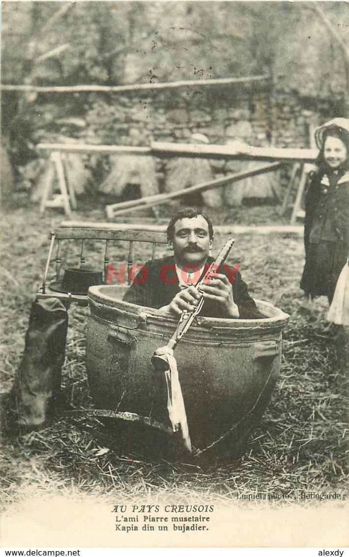 WW 2 X Cpa 23 AU PAYS CREUSOIS. Rare Un Musicien Dans Un Chaudron " Piarre Musetaire " 1918 Et Vieille Paysanne 1902 - Altri & Non Classificati