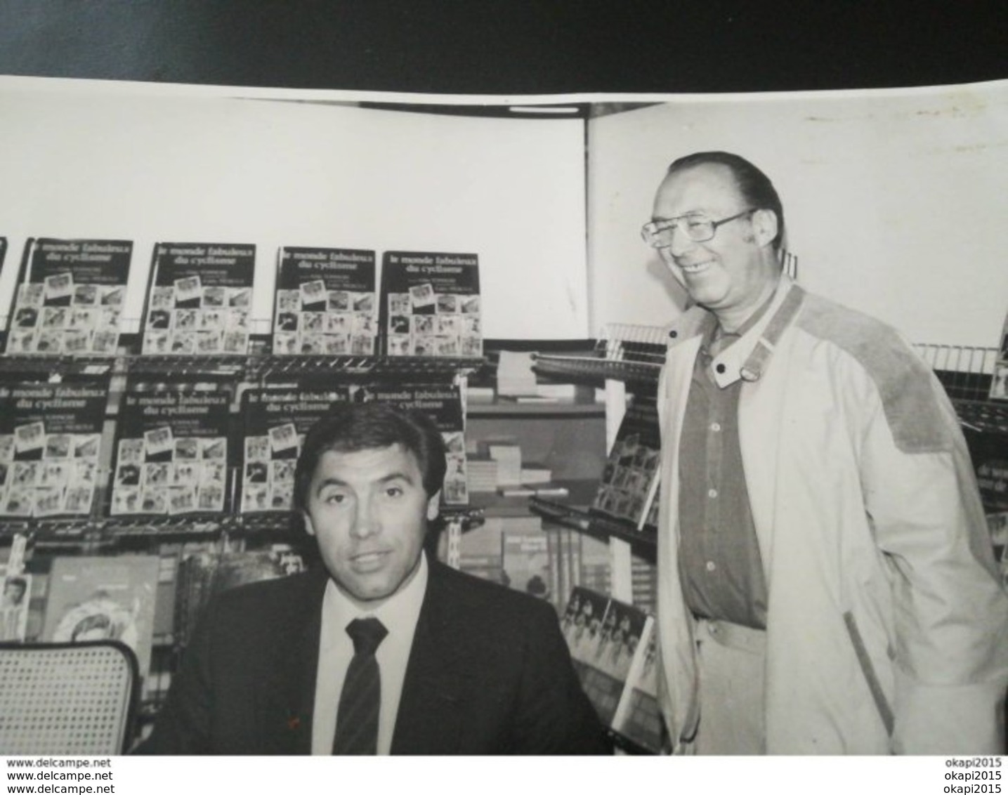 UNE VIEILLE  PHOTO CYCLISTE EDDY MERCKX SÉANCE DE DÉDICACE LIVRE BELGIQUE BELGIUM  ANCIENVAINQUEUR TOUR DE FRANCE - Personnes Identifiées