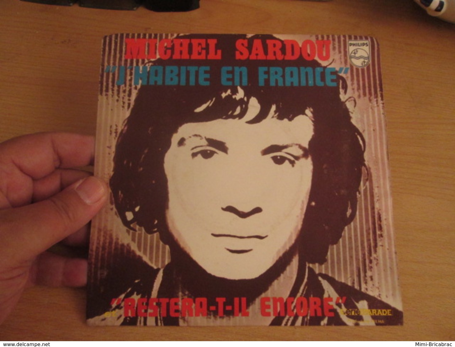 DISQUE Michel SARDOU Vinyl 45 Tours SP 7" J'HABITE EN FRANCE (mais Je Souris En Suisse) - PHILIPS 6009075 F Rèduit - Disco & Pop