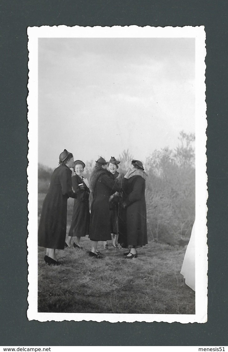 Photo Ancienne Groupe De Femmes élégantes Elegant Women Ayant Un Fou Rire Blague Kidding Chapeau Hat 1938 - Personas Anónimos