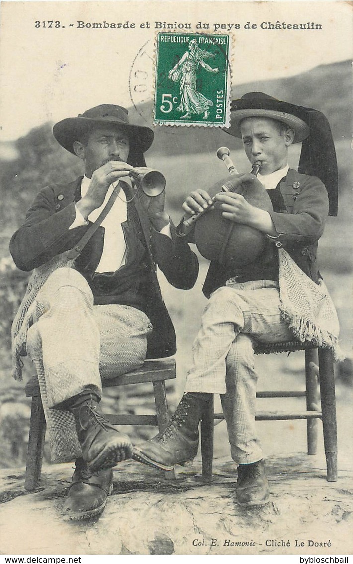 CPA 29 Finistère Bombarde Et Biniou Du Pays De Chateaulin - Folklore - Costumes- Musique - Musiciens - Châteaulin