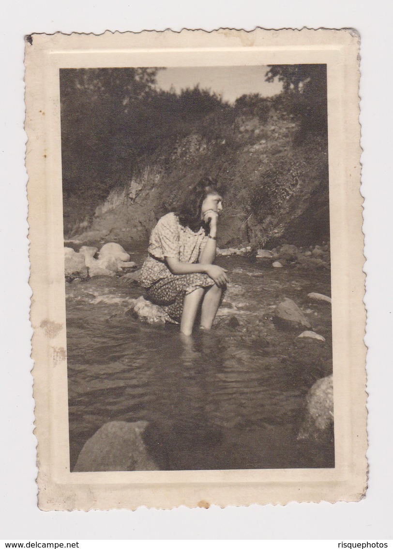 #52192 Vintage Orig Photo Pretty Lady Woman With Feet In River Portrait - Personas Anónimos