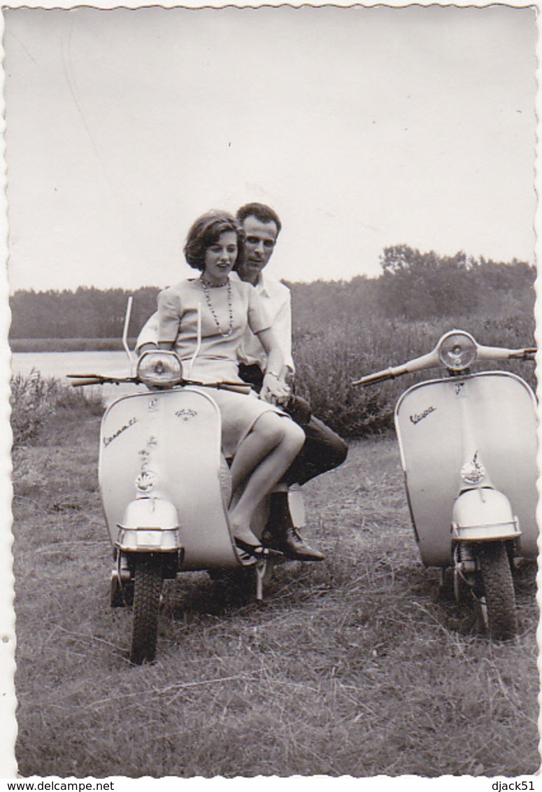 Photographie Amateur / Couple Et 2 VESPA / Années 50 (Provenance Belgique) - Anonymous Persons