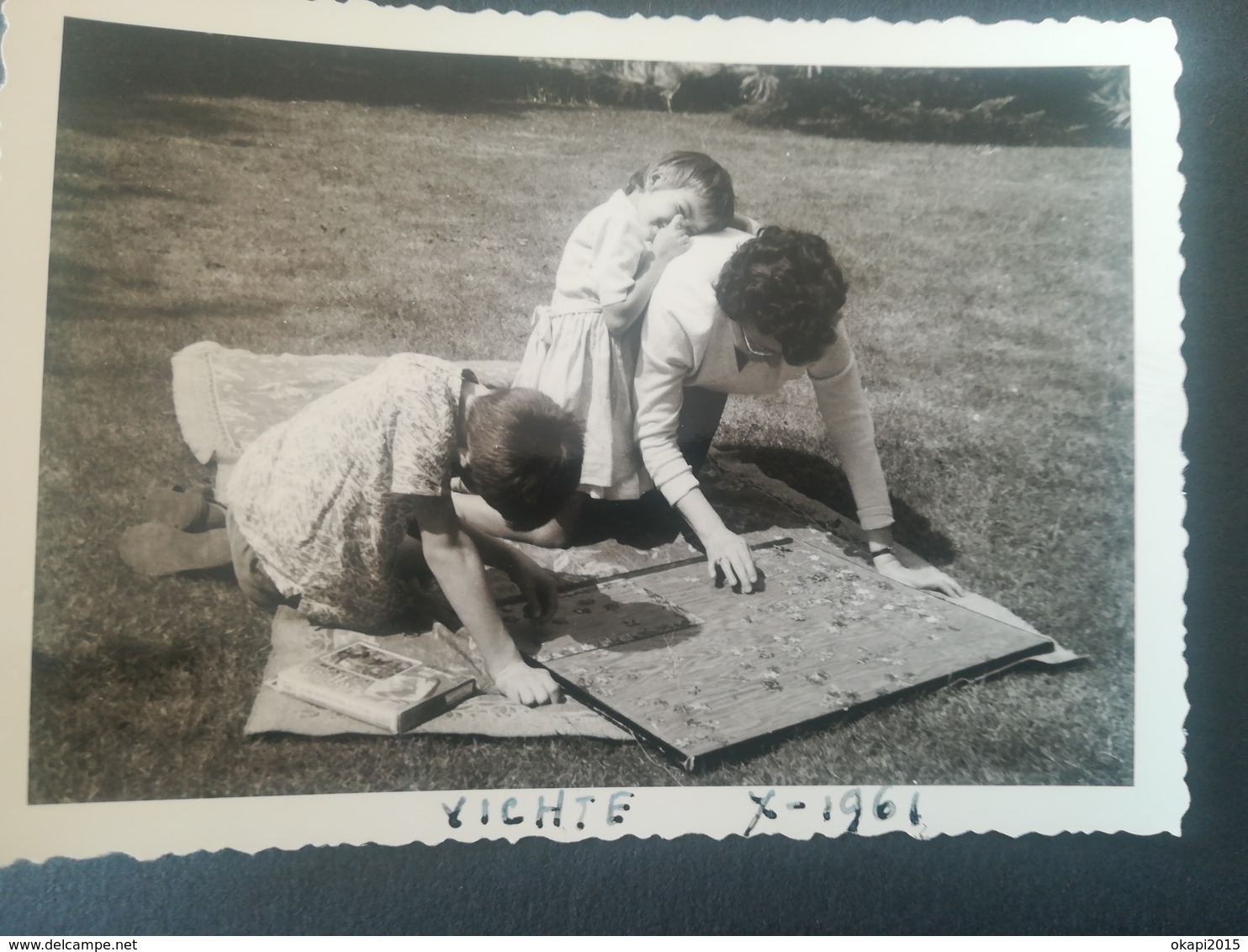 MAMAN ET SA FILLE FAISANT UN PUZZLE À VICHTE UNE PHOTO RUE DE ANZEGEM  5 PHOTOS À LE COQ SUR MER DE HAAN