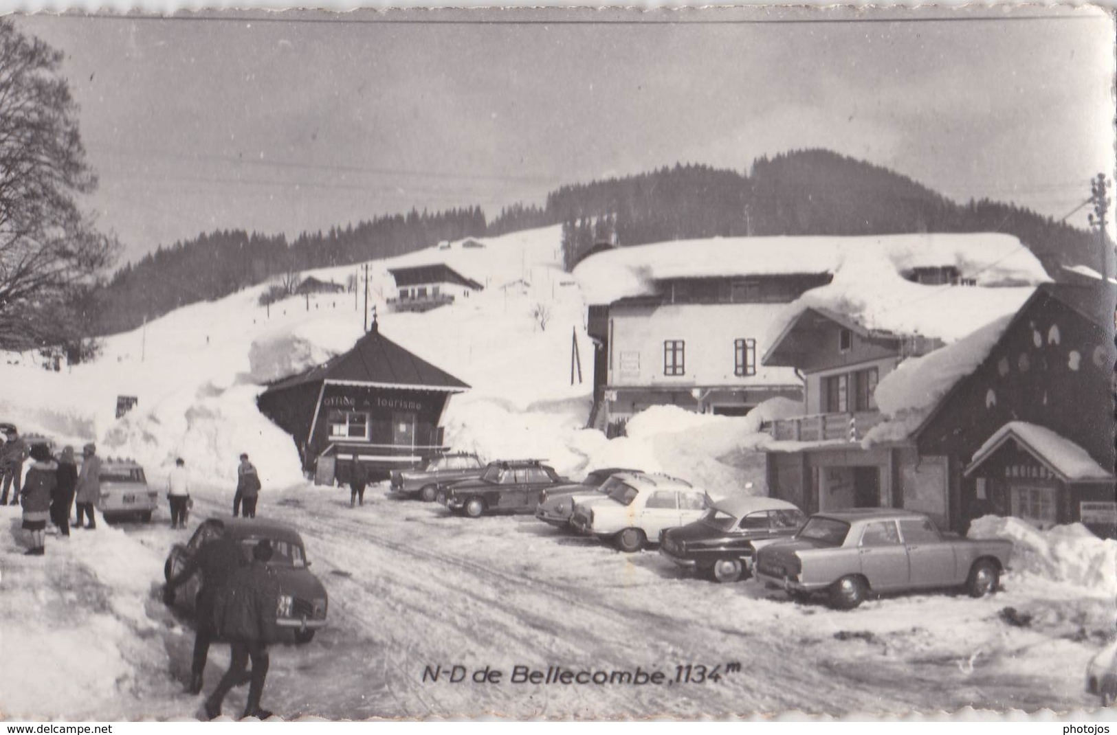 CPSM  :  Notre Dame De Bellecombe (73) Rare  Une Rue L'hiver 1134 M  Nombreuses Voitures Renault Dauphine Fregate - Autres & Non Classés