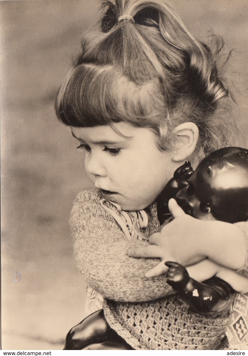 HÜBSCHES MÄDCHEN MIT PUPPE - Fotokarte Um 1940, Gebrauchsspuren - Sonstige & Ohne Zuordnung