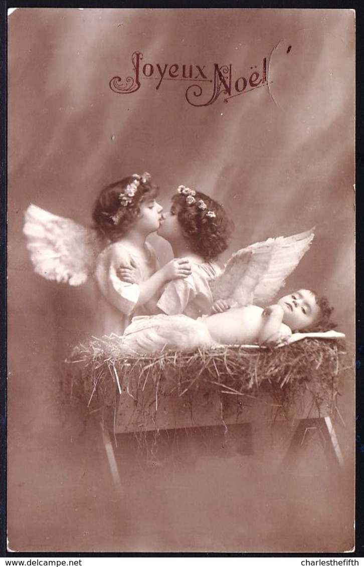 CARTE PHOTO MONTAGE SURREALISME - JOLIE BEBE ET LES ANGES FILLETTES QUI S'EMBRASSENT- ANGE - ANGEL - FILLETTE - BABY - Anges