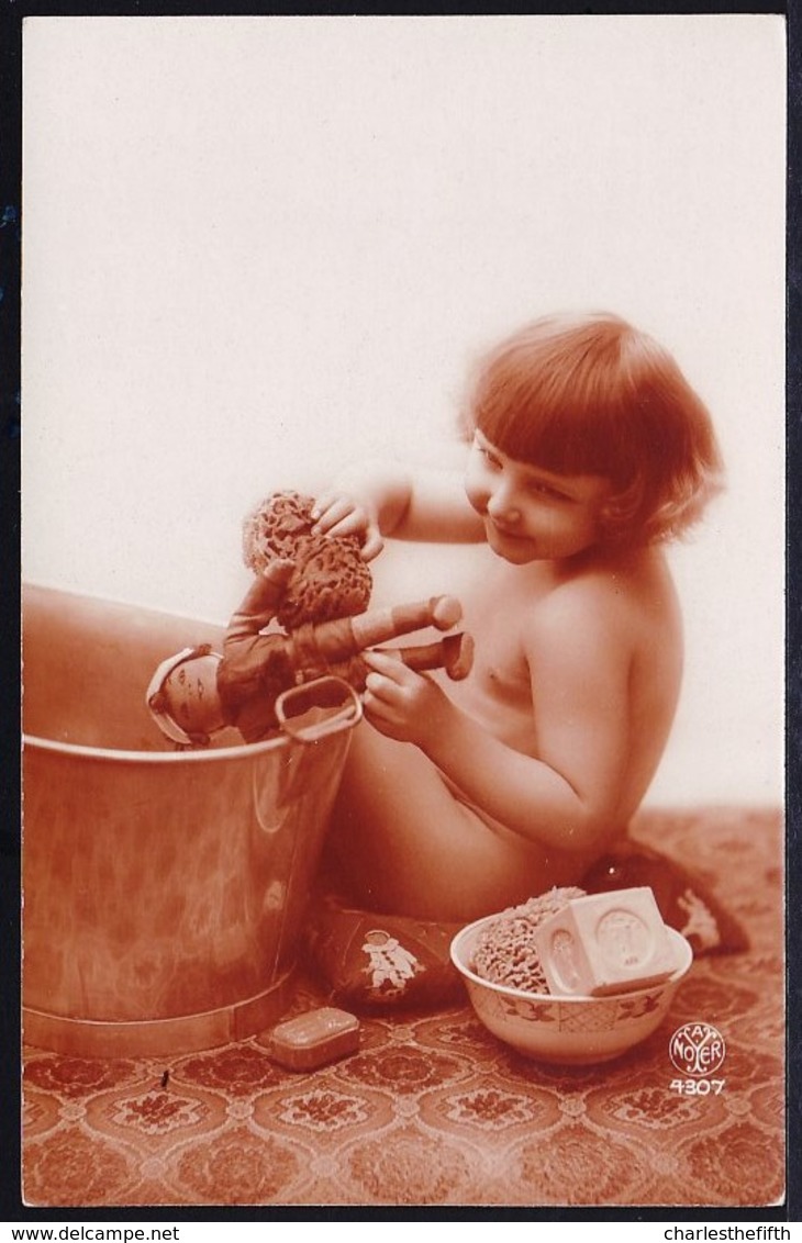 CARTE PHOTO MONTAGE  - JOLIE FILLETTE NUE LAVE SA POUPEE - Pretty Naked Little Girl Washes Her Doll - Superbe état ! - Abbildungen